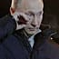 Der Wind oder die großen Gefühle? Putin wischt sich bei der Siegesfeier eine Träne aus dem Auge.