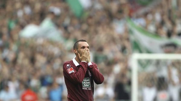Kaiserslauterns Kapitän Christian Tiffert hat in der laufenden Saison wenig Grund zum Jubeln. Kaiserslauterns Kapitän Christian Tiffert hat in der laufenden Saison wenig Grund zum Jubeln.