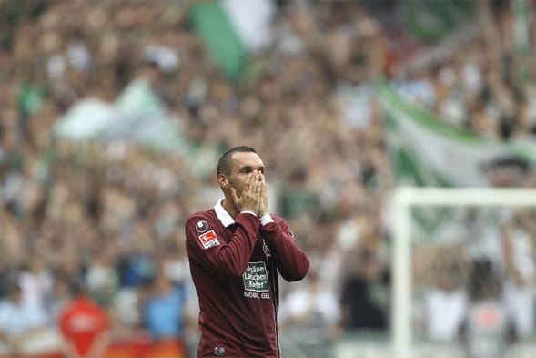Kaiserslauterns Kapitän Christian Tiffert hat in der laufenden Saison wenig Grund zum Jubeln.