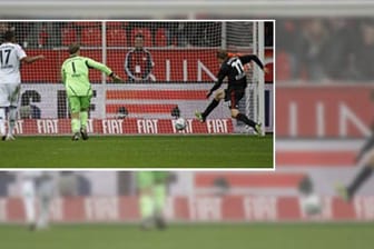 Kießling trifft ins leere Tor (re.), Manuel Neuer kann nur zuschauen.