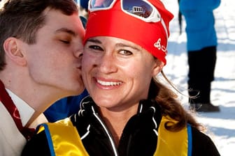 Pippa Middleton: Küsschen von Rennbetreuer Erik Smedhs nach ihrem Zieleinlauf.