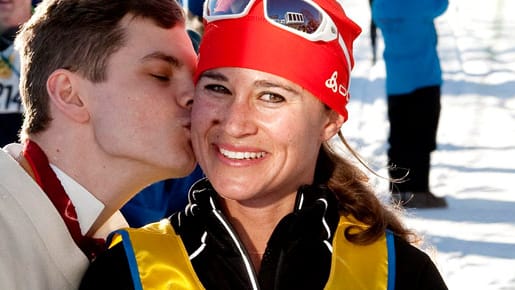Pippa Middleton: Küsschen von Rennbetreuer Erik Smedhs nach ihrem Zieleinlauf.