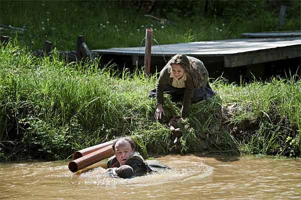 Im TV-Film "Das Wunder von Kärnten" (heute, ZDF, 20.15 Uhr), der auf einer wahren Begebenheit von 1998 beruht, stürzt die kleine Katharina (Sara Wogatai) in einen Teich und liegt fast 30 Minuten lang unter Wasser.