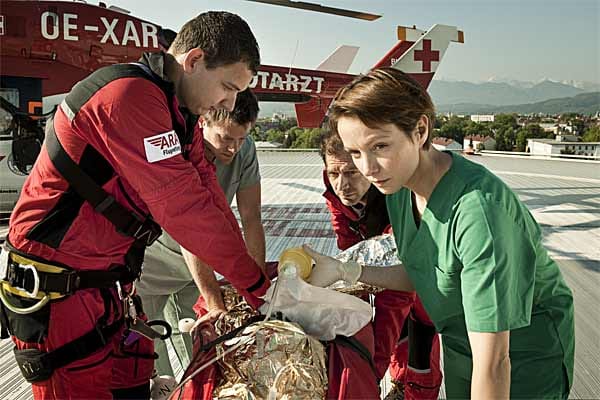 Katharina wird von einem notärztlichen Rettungshubschrauber ins Landeskrankenhaus Kärnten geflogen.