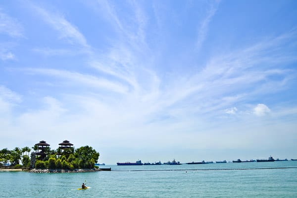 Eine Millionenstadt im Rücken, viele kleine Inselchen in Blickweite - nach einer spektakulären Landmarke sieht Sentosa zunächst nicht aus. Trotzdem befinden sich Urlauber auf der Insel vor Singapur auf dem südlichsten Punkt des asiatischen Festlands.