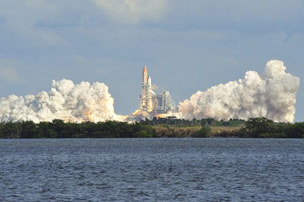 Eine Stadt auf Merritt Island, etwa in der Mitte der Ostküste Floridas gelegen, lässt die Herzen aller Raumfahrtfans höher schlagen. Vom Weltraumbahnhof Cape Canaveral aus, der in diesem Jahr sein 50. Jubiläum feiert, starten regelmäßig Raketen ins All.