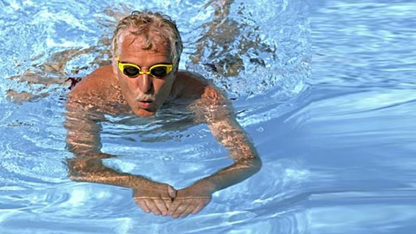 Wer regelmäßig schwimmt, kann seinen erhöhten Blutdruck senken.