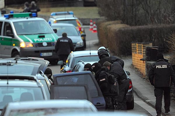 SEK-Beamte stehen vor dem Wohnhaus des Schützen