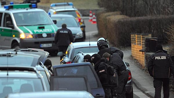 SEK-Beamte stehen vor dem Wohnhaus des Schützen