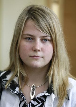 Die Österreicherin Natascha Kampusch wird 1998 im Alter von zehn Jahren auf der Straße gekidnappt. Ihr Entführer hält sie acht Jahre in einem Kellerverlies gefangen.
