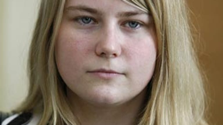 Die Österreicherin Natascha Kampusch wird 1998 im Alter von zehn Jahren auf der Straße gekidnappt. Ihr Entführer hält sie acht Jahre in einem Kellerverlies gefangen.