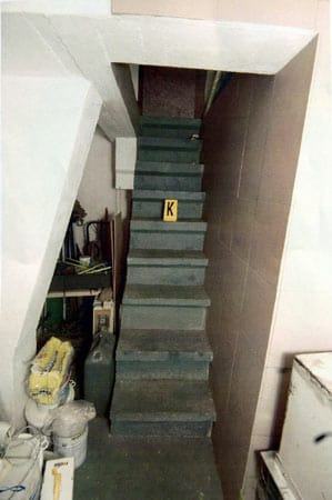 Eine schmale Treppe führt in ihr unterirdisches Verlies.
