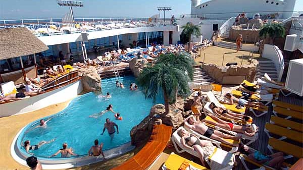 Urlauber auf dem Sonnendeck am Pool des Kreuzfahrtschiffes Aida Aura