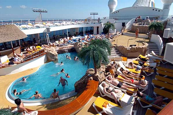 Urlauber auf dem Sonnendeck am Pool des Kreuzfahrtschiffes Aida Aura