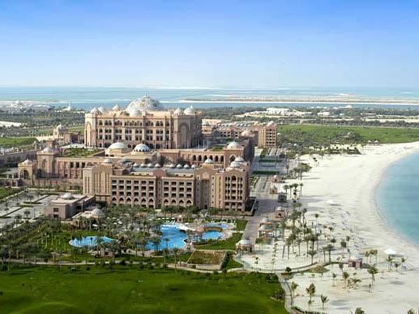 Das luxuröse 5-Sterne-Hotel Emirates Palace in Abu Dhabi hat gerade einen World Travel Award – das ist der Oscar der Tourismus-Branche – als weltbestes Konferenz-Hotel erhalten. Ein Flügel des orientalischen Prachtbaus ist der Herrscherfamilie für Staatsempfänge vorbehalten.