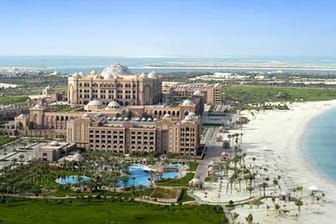 Das luxuröse 5-Sterne-Hotel Emirates Palace in Abu Dhabi hat gerade einen World Travel Award – das ist der Oscar der Tourismus-Branche – als weltbestes Konferenz-Hotel erhalten. Ein Flügel des orientalischen Prachtbaus ist der Herrscherfamilie für Staatsempfänge vorbehalten.