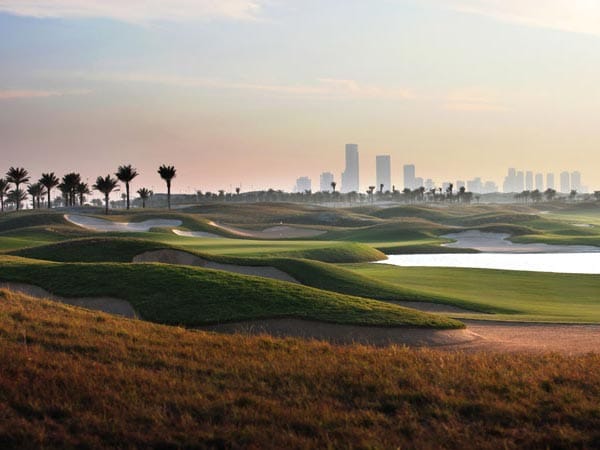 Abu Dhabi ist ein Paradies für Golfer. Hier finden sich der Abu Dhabi Golf Club, und der Saadiyat Beach Golf Club sowie der Yas Links Abu Dhabi.