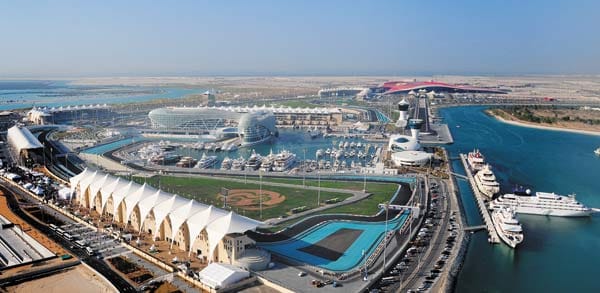Der Kurs von Abu Dhabi gilt als die modernste Formel-Eins-Strecke der Welt. Besondere Spezialität des Yas-Marina-Circuit: Die Rennen finden wegen der Hitze am Abend statt – dank einer ausgeklügelten Beleuchtung merken die Rennfahrer aber nichts von der Dämmerung. Hier gibt es eine Boxenausfahrt in Tunnelform, eine Auslaufzone unter der Tribüne und die Durchfahrt unter dem Yas-Marina-Hotel.