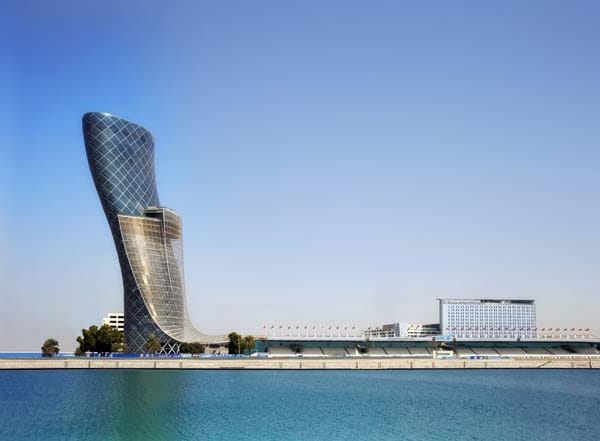 Ein spektakuläres neues Highlight in der Stadt ist der schiefe Turm von Abu Dhabi – das Capital Gate blinkt in der Nacht wie ein Diamant und lehnt sich 18 Grad zur Seite, weit mehr als der schiefe Turm von Pisa mit vier Grad – die Schlagseite brachte dem Bau der renommierten Architekten RMJM einen Eintrag ins Guiness Buch der Rekorde ein.