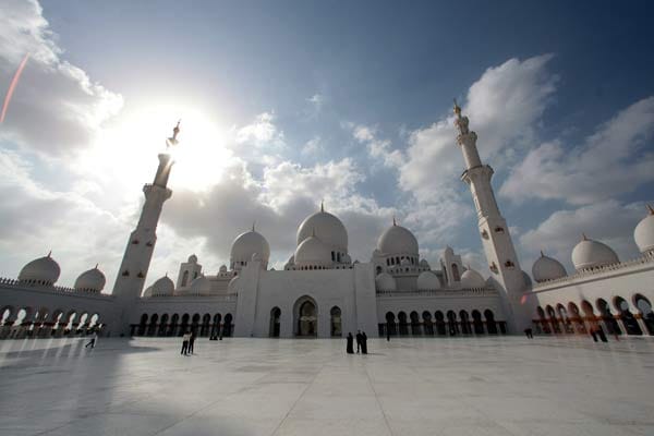 Die Schaikh-Zayid-Moschee, deren Grundstein im Jahr 1996 gelegt und die im Jahr 2007 offiziell eröffnet wurde, ehrt den Vater der Vereinigten Arabischen Emirate und steht unter dem Motto Toleranz. Die nach Mekka und Medina drittgrößte Moschee der Welt steht am Eingang der Stadt auf dem Weg vom Flughafen, damit jeder Besucher ihre Pracht bewundern kann. Vier Minarette ragen mehr als 100 Meter hoch in den Himmel, die Kuppel des Hauptdoms ist 70 Meter hoch.