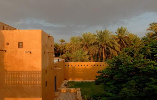 Wer nach all diesen Rekorden traditionellen arabischen Flair sucht, der ist in der Wüste gut aufgehoben. Auf dem Weg dorthin lohnt ein kurzer Abstecher in die Oasenstadt Al Ain, eine etwa 3000 Jahre alte Stadt auf sieben Oasen und UNESCO-Kluturerbe.