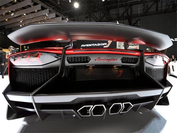 Begegnet man dem Aventador J in freier Wildbahn, dann vermutlich meist mit diesem Anblick. Der Supersportwagen kostet 2,1 Millionen Euro.