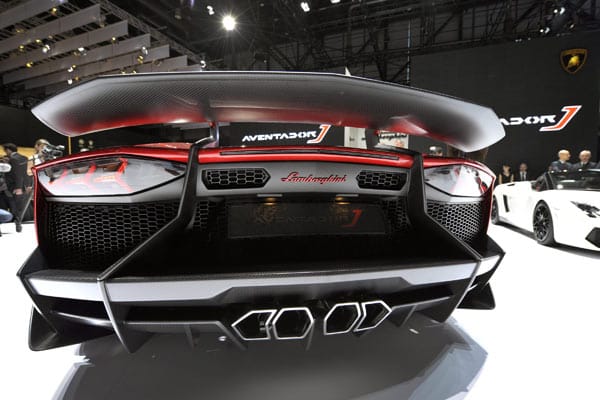 Nahezu unerschwinglich ist das Lamborghini-Einzelstück Avantador J, das rund zwei Millionen Euro kosten soll.