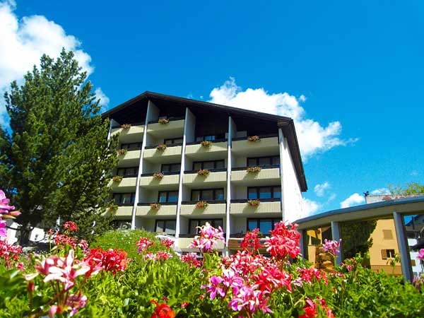 Panorama Hotel Valbella in Lenzerheide/Schweiz: In unmittelbarer Nähe befinden sich Wanderwege für ausgiebige Sommerausflüge sowie Pisten und Loipen für den Wintersport.