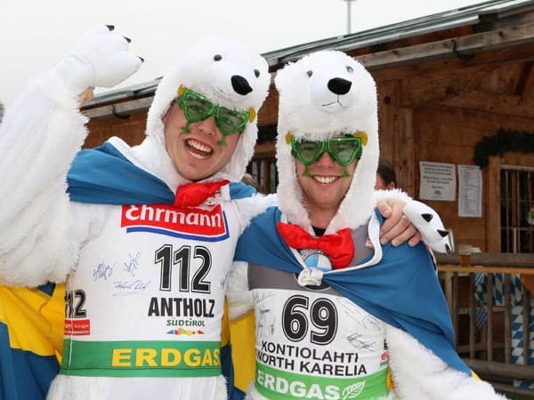Doppelt gemoppelt: Fans bei der Biathlon-WM in Ruhpolding zeigen ihr originelles und gleichzeitig warm haltendes Kostüm.