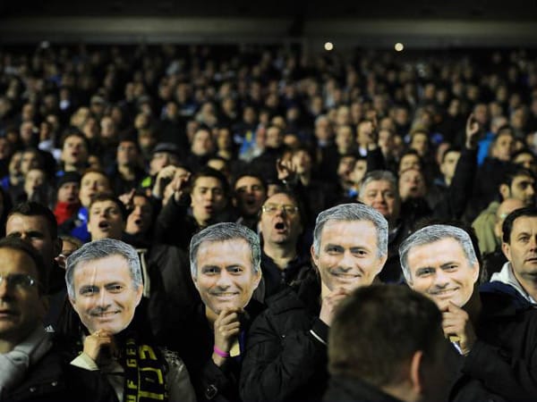 Einige Fans des FC Chelsea zeigen das Konterfei des ehemaligen Blues-Trainers und jetzigen Real-Coaches José Mourinho. Viele Anhänger wünschen sich den Erfolgstrainer an die Stamford Bridge zurück.