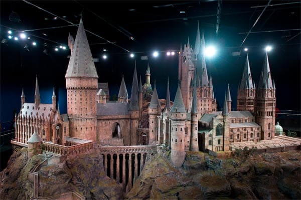 Der absolute Höhepunkt der Tour durch die Filmstudios von Warner Bros ist für Harry-Potter-Fans das Modell der Zauberschule Hogwarts, das 86 Künstler für den ersten Film angefertigt haben und das seitdem für Außenaufnahmen diente.