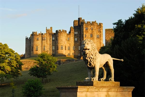 Als Inspiration zum Bau des Hogwarts-Modells soll das Schloss Alnwick in Northumberland, England, gedient haben.