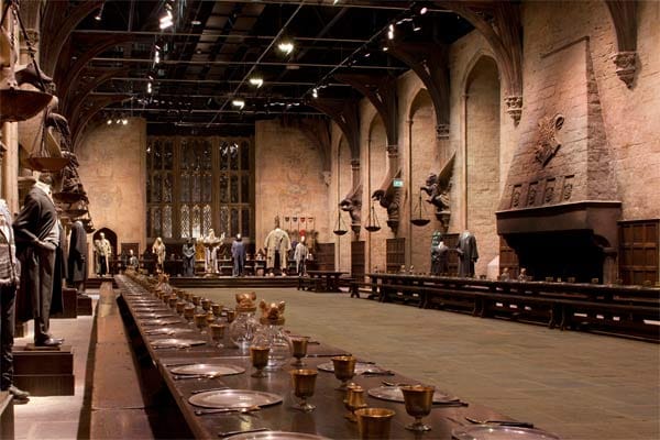 In der Großen Halle, dem Speise- und Festsaal von Hogwarts, laufen Besucher über einen soliden, steinernen Fußboden, der vor rund 11 Jahren gelegt wurde.