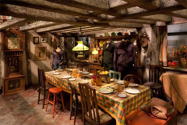 Auch Hagrids Hütte und die Kücher der Familie Weasley, das Zaubereiministerium und viele weitere Schauplätze der Buchreihe, werden den Besuchern geboten.