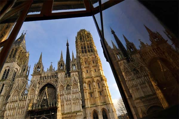 Jedes Jahr gibt es deshalb in Rouen Gedenkfeiern. 2012 fallen diese größer als üblich aus, denn vor 600 Jahren wurde Jeanne d'Arc geboren.