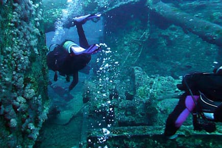 In gut 30 Metern Tiefe liegt das Wrack der "Thistlegorm" im Roten Meer. Es ist für Taucher von Sharm El Sheikh per Boot erreichbar.