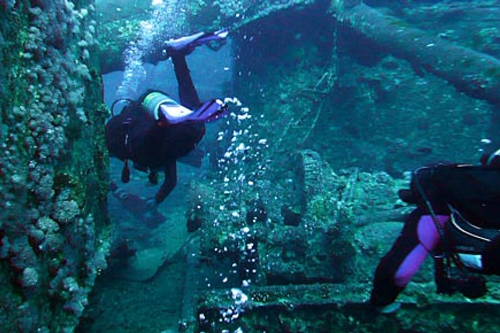 In gut 30 Metern Tiefe liegt das Wrack der "Thistlegorm" im Roten Meer. Es ist für Taucher von Sharm El Sheikh per Boot erreichbar.