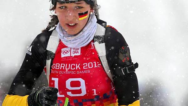 Für den Biathlon-Sport entdeckt wird Franziska Preuß im Frühjahr 2009 im Trainingscamp der Legende Fritz Fischer. Damals ist sie 15 Jahre alt. Mit 17 bringt sie im Januar 2012 aus Innsbruck drei Mal Gold und ein Mal Silber von den ersten olympischen Jugendwinterspielen aus Innsbruck heim. Keine Athletin dort ist erfolgreicher. Die Schülerin hat den Norweger Emil Hegle Svendsen zum Vorbild.