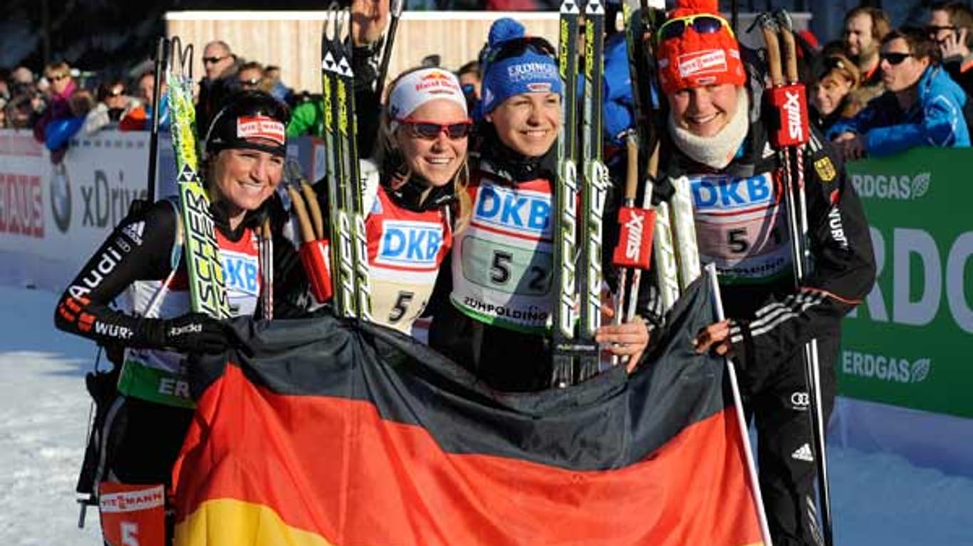 Freude über das zweite deutsche WM-Gold in Ruhpolding: Andreas Henkel, Miriam Gössner, Manuela Neuner und Tina Bachmann (von links).