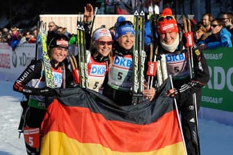 Freude über das zweite deutsche WM-Gold in Ruhpolding: Andreas Henkel, Miriam Gössner, Manuela Neuner und Tina Bachmann (von links).