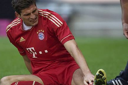 Mario Gomez verzieht nach dem Zusammenprall das Gesicht vor Schmerz.