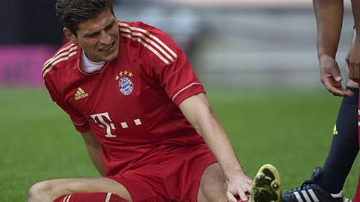 Mario Gomez verzieht nach dem Zusammenprall das Gesicht vor Schmerz.