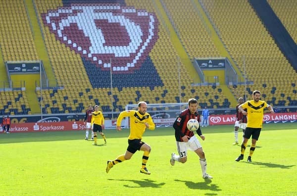 Ins Stadion dürfen sie nicht, da der DFB Dynamo wegen der Vorfälle im Pokal in Dortmund zu einem Geisterspiel verurteilt hat.