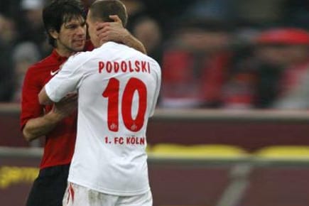 Kobiaschwili (li.) und Podolski kommen sich näher.