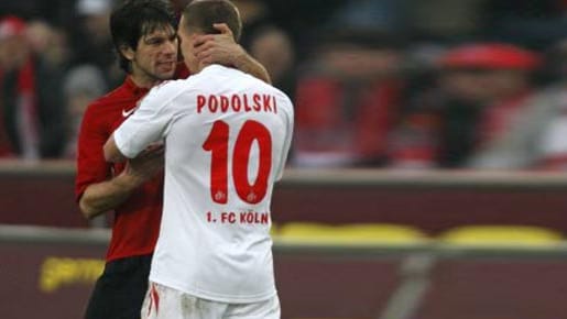 Kobiaschwili (li.) und Podolski kommen sich näher.