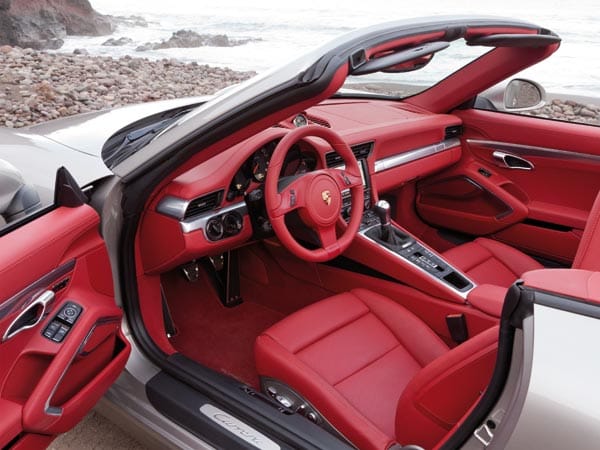Das rote Leder im Innenraum des 911er Cabrios ist optional.