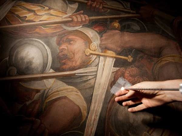 Im "Saal der Fünfhundert" des Palazzo prangt ein Wandgemälde von Giorgio Vasari. Ganz vorsichtig hat der Experte die Wand angebohrt. Im "Saal der Fünfhundert" des Palazzo prangt ein Wandgemälde von Giorgio Vasari. Ganz vorsichtig hat der Experte die Wand angebohrt.