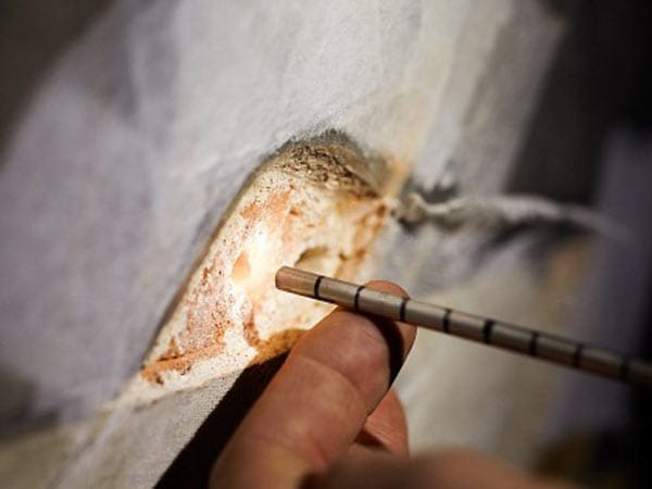 Mit winzigen Sonden wurde dann hinter die Mauer geblickt - zum Vorschein kamen Farbpigmente, die auch Leonardo bei seiner "Mona Lisa" verwendet haben soll. Mit winzigen Sonden wurde dann hinter die Mauer geblickt - zum Vorschein kamen Farbpigmente, die auch Leonardo bei seiner "Mona Lisa" verwendet haben soll.