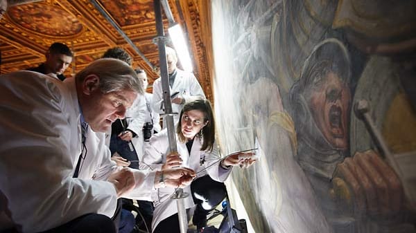 Mit winzigen Sonden haben Maurizio Seracini und sein Team hinter die Mauer geschaut