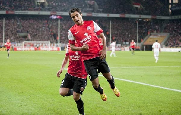 Verstörte Blicke erntete der Mainzer Sami Allagui im Nachholspiel gegen den 1. FC Köln. Erst erzielte er den Führungstreffer gegen die Rheinländer, dann rannte er in Richtung Seitenlinie, hob mit angewinkeltem rechten Arm ab und ließ sich auf den Boden fallen. Der Torjubel ist einem Fußballspiel auf der Playstation nachempfunden.